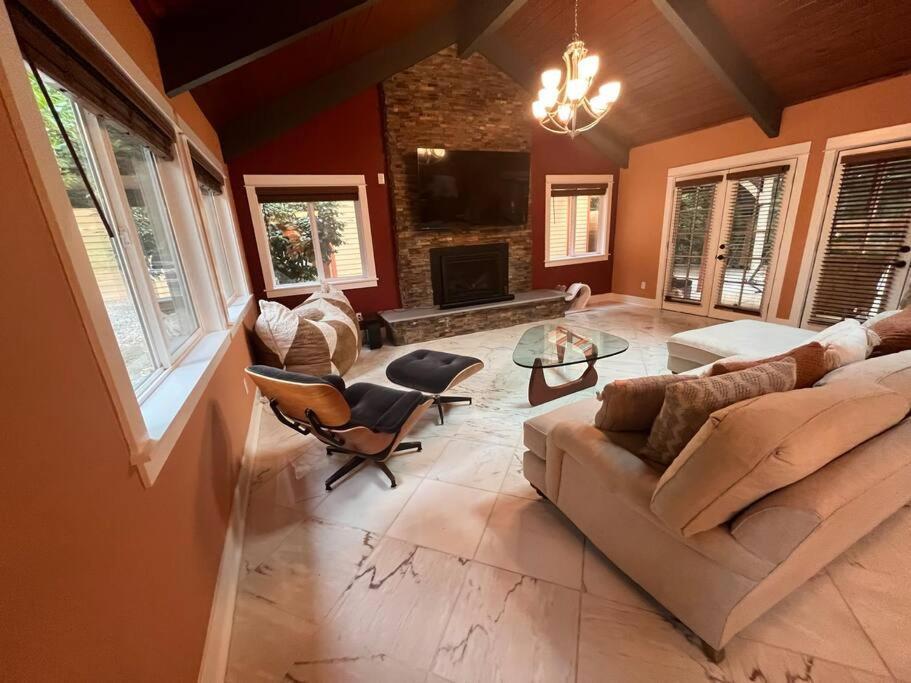 Serene Oasis Getaway With Sauna And A Swim Spa. Портланд Екстериор снимка