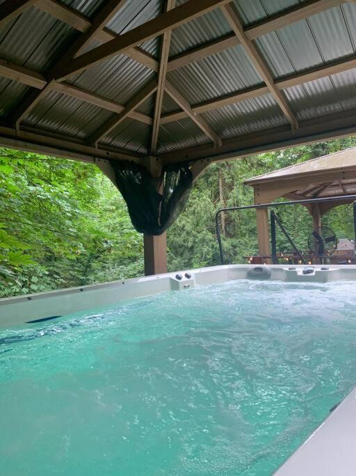 Serene Oasis Getaway With Sauna And A Swim Spa. Портланд Екстериор снимка